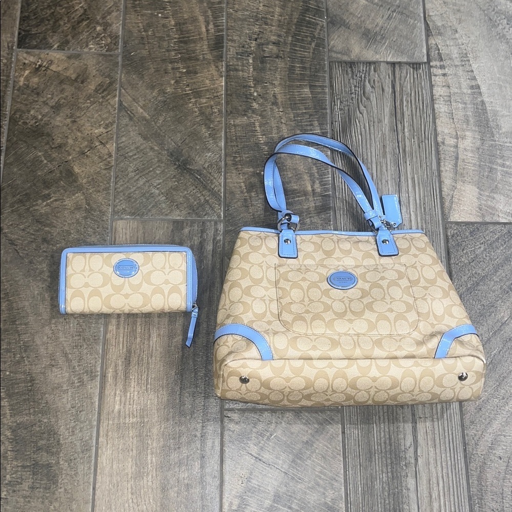 Coach logo canvas Beige and Light Blue Shoulder Bag needs cleaning. W/ dust bag - Picture 2 of 10
